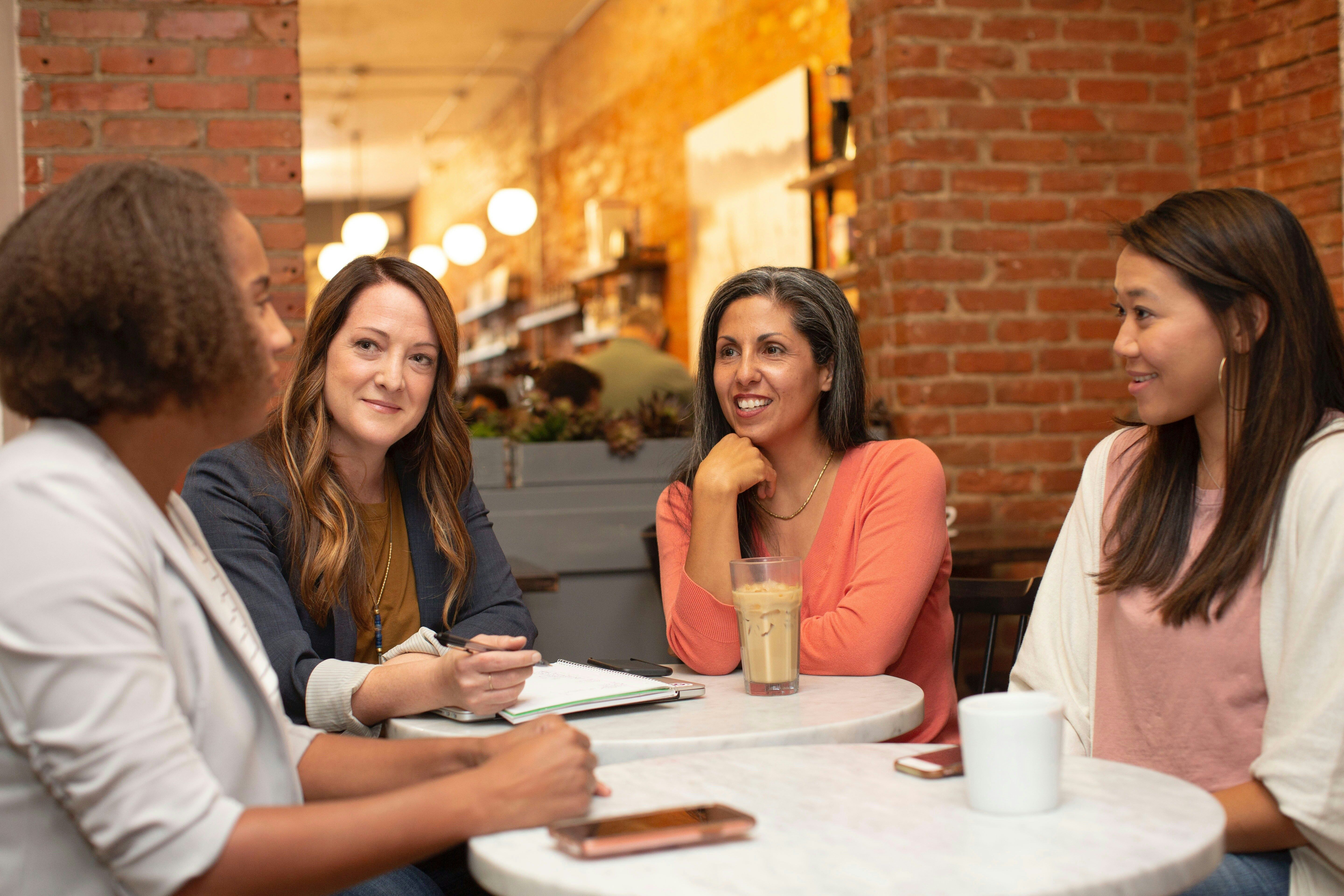 Parents participant au Café des Parents Tkap, échangeant dans une atmosphère bienveillante autour d'une table